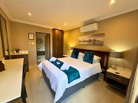 Capella: Deluxe Queen En Suite