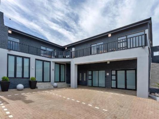 Grey Luxury Accommodation Langebaan - Facade or entrance