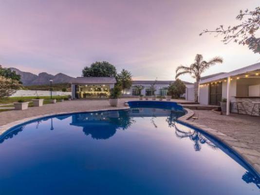 Luxcape Leo Sky Farm - Swimming pool
