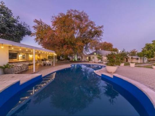 Luxcape Leo Sky Farm - Pool view