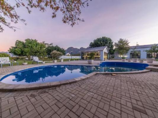 Luxcape Leo Sky Farm - Pool view