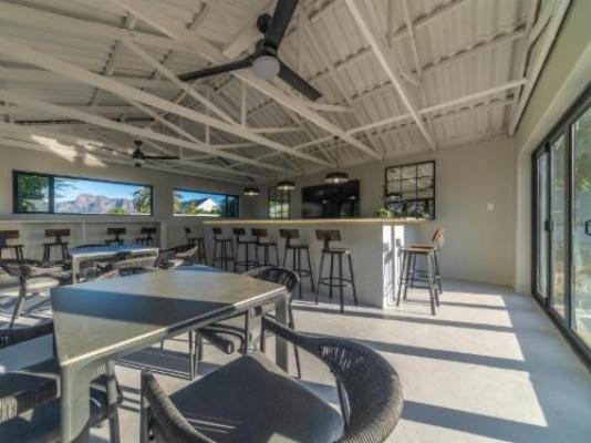 Luxcape Leo Sky Farm - Communal lounge/ TV room