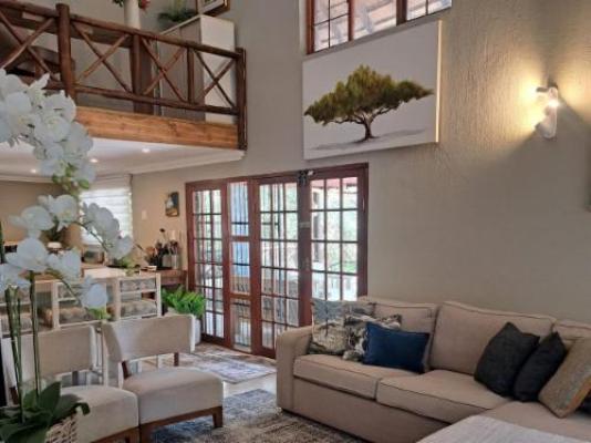 Kruger Tree Lodge - Communal lounge/ TV room