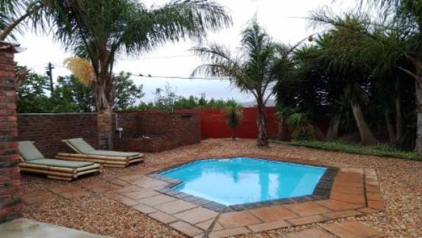 Colchester Suites - Swimming pool