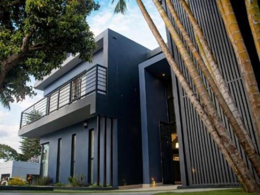 13 on Tenth - Facade or entrance