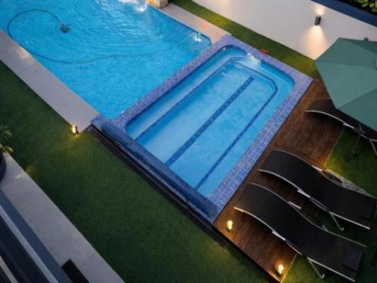 13 on Tenth - Swimming pool