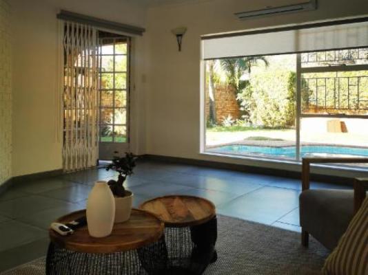 Hillton Manor Self-catering Apartments - Living Room