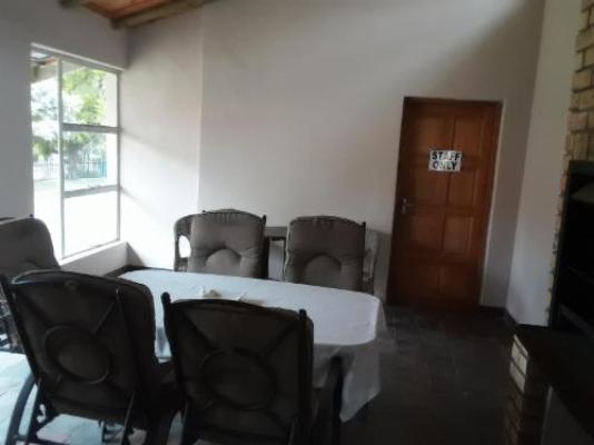 Boer en Brit Self-Catering Guest House - Lounge or bar