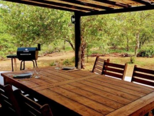 Phumula Bush Villa - Dining area