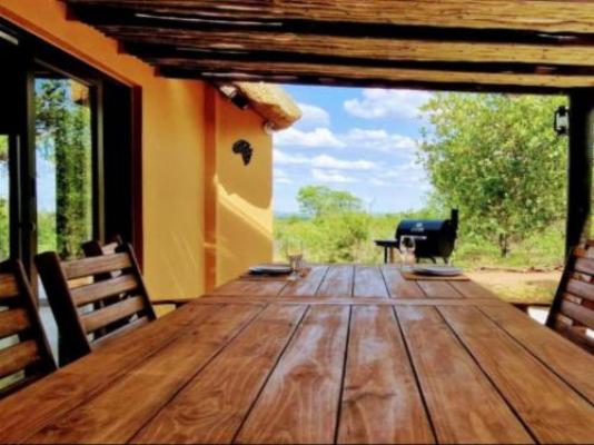 Phumula Bush Villa - Dining area