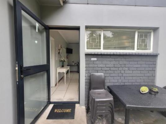 208 On Circular - Facade or entrance