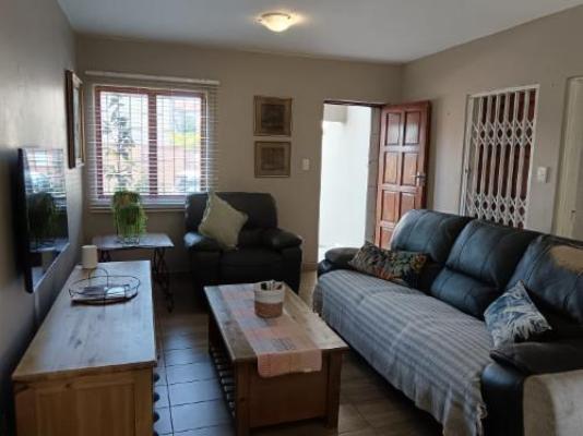 Hillton Manor Self-catering Accommodation - Living Room