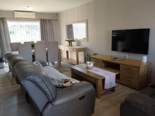 Hillton Manor Self-catering Accommodation - Lounge or bar