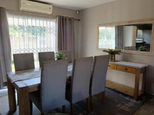 Hillton Manor Self-catering Accommodation - Dining area