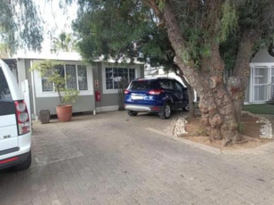 Bateleur Self Catering  - Facade or entrance