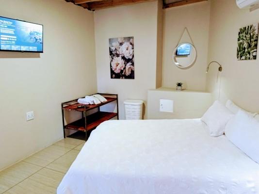 Bateleur Self Catering  - 258133