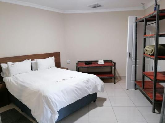 Bateleur Self Catering  - 258139