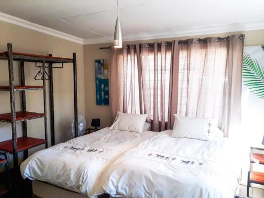 Bateleur Self Catering  - 258146