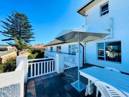 Lullaby Airbnb - Patio