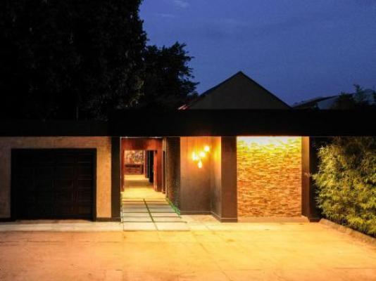 The Lombard Manor - Facade or entrance