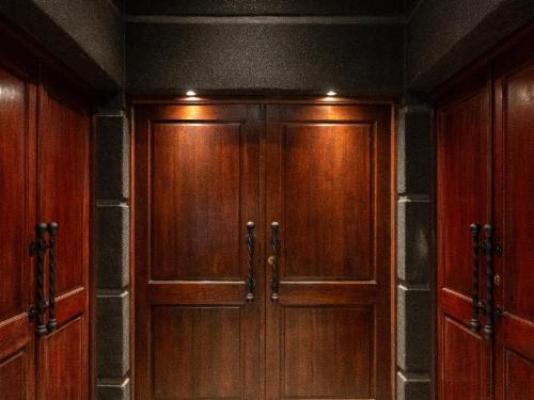 The Lombard Manor - Facade or entrance