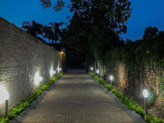 The Lombard Manor - Facade or entrance