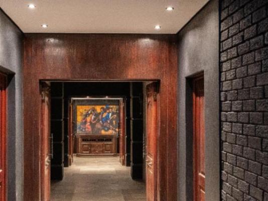 The Lombard Manor - Facade or entrance