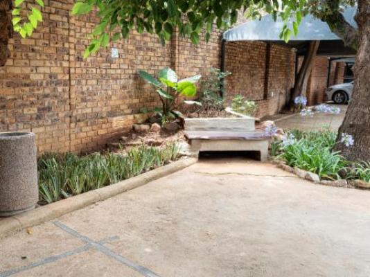 The Lombard Manor - Facade or entrance