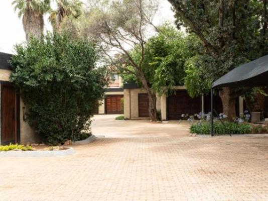 The Lombard Manor - Facade or entrance