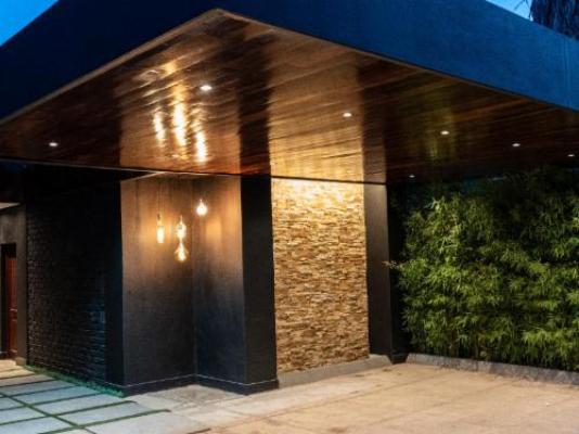 The Lombard Manor - Facade or entrance