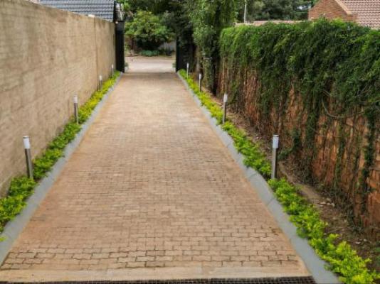 The Lombard Manor - Facade or entrance