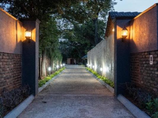 The Lombard Manor - Facade or entrance