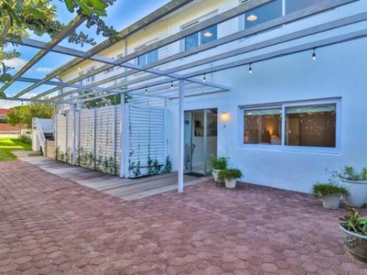 White Penguin - Facade or entrance