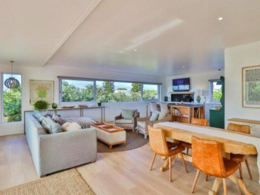 White Penguin - Living Room