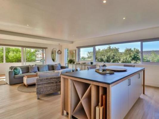 White Penguin - Living Room