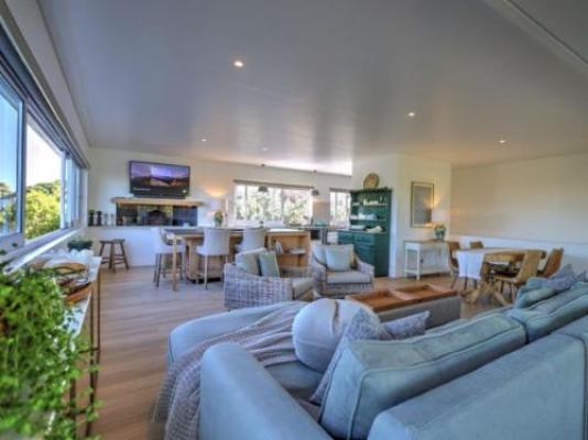 White Penguin - Communal lounge/ TV room