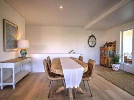 White Penguin - Dining area