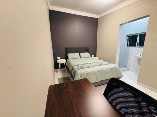 Pholanathi Lodge - 260110