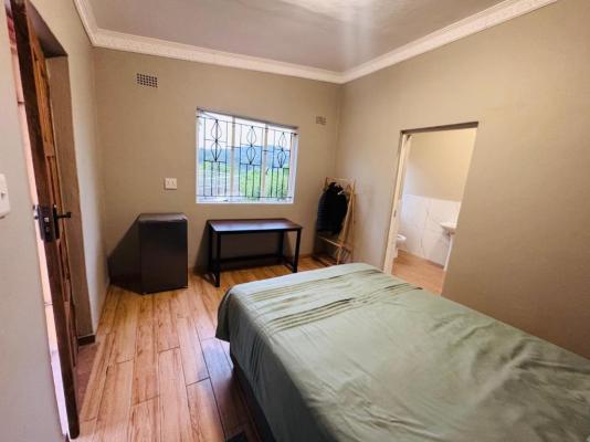 Pholanathi Lodge - 260111