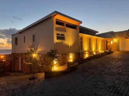 Whale Coast Luxury Suites - Property / Building