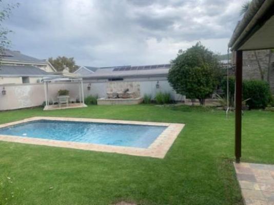 The Black Swann B&B - Pool view