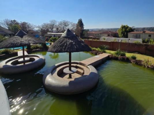 Beverly Hills Lodge - Property / Building