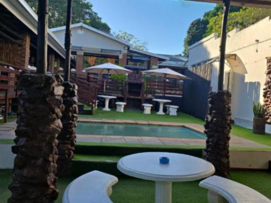 B Cubed Lodge and Restaurant - Garden