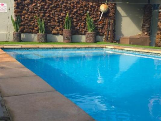 B Cubed Lodge and Restaurant - Swimming pool