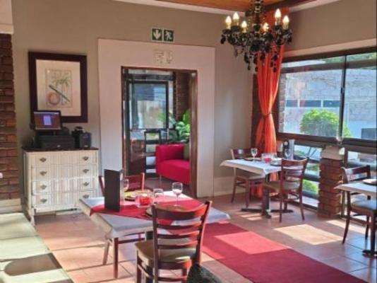 B Cubed Lodge and Restaurant - Dining area