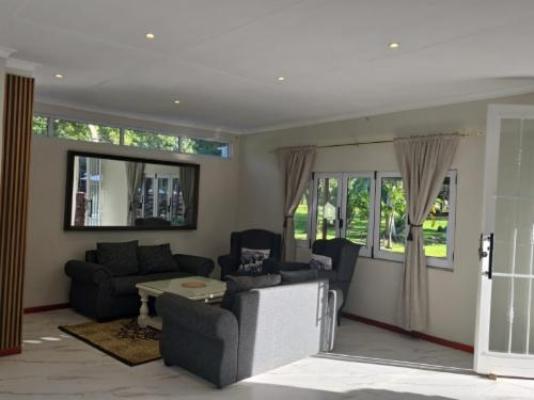 B Cubed Lodge and Restaurant - Communal lounge/ TV room