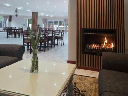 B Cubed Lodge and Restaurant - Dining area