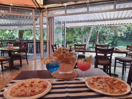 B Cubed Lodge and Restaurant - Dining area