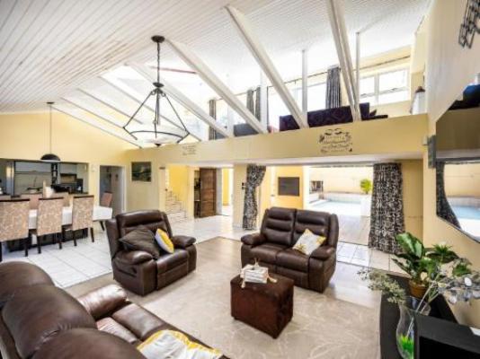 Kwa-Mntungwa BnB - Communal lounge/ TV room