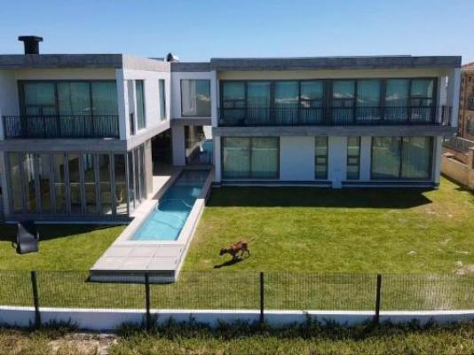 Sonvanger Villa Struisbaai - Property / Building